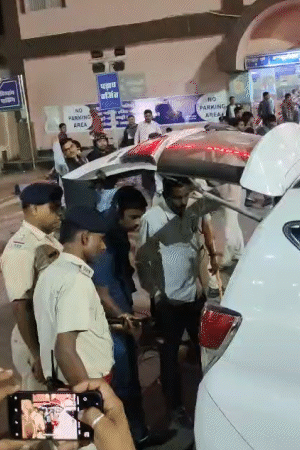 पटना जंक्शन के बाहर कार की चेकिंग करते पुलिसकर्मी।
