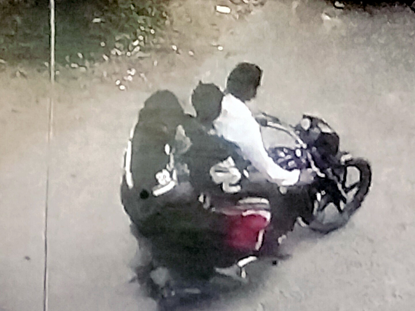 बाइक से भागते वक्त तीनों आरोपियों की सीसीटीवी में तस्वीर आ गई।