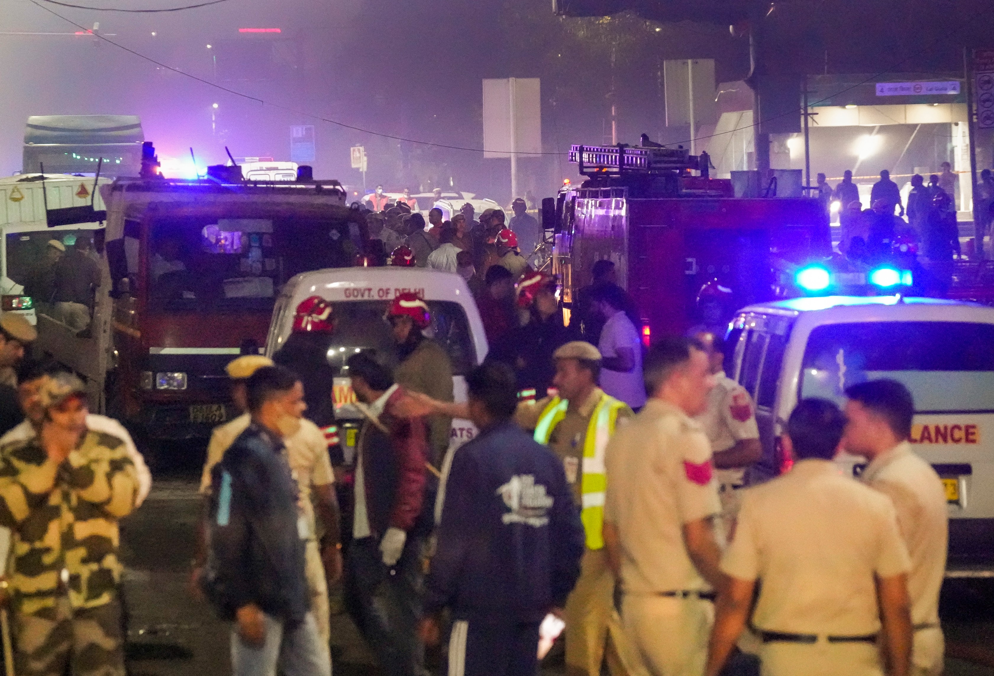 मौके पर कई एंबुलेंस भी पहुंची थी। घायलों को LNJP में भर्ती कराया गया।