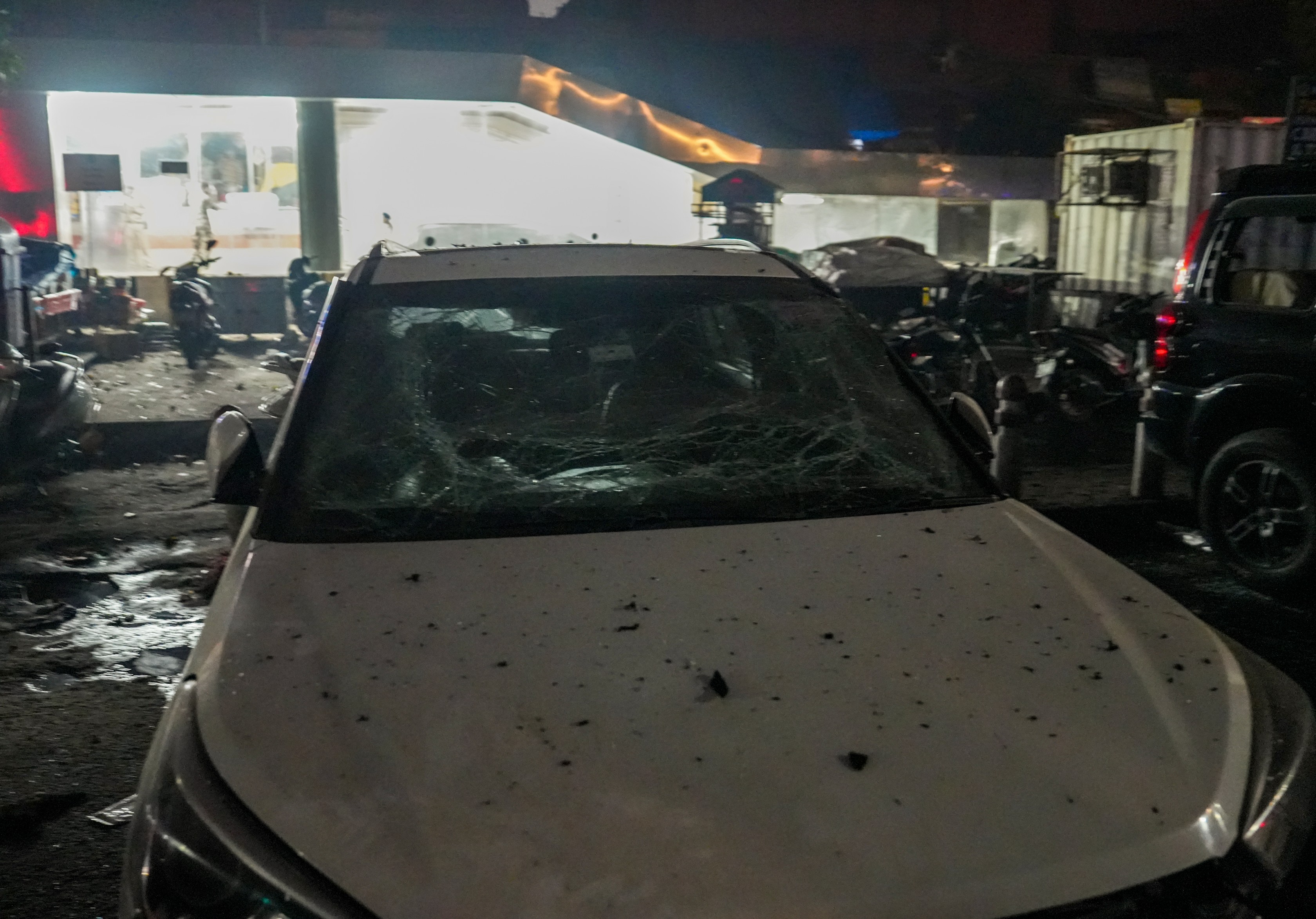 ब्लास्ट की चपेट में कई वाहन आए हैं। इनमें बाइक, कार और दूसरे वाहन शामिल हैं।