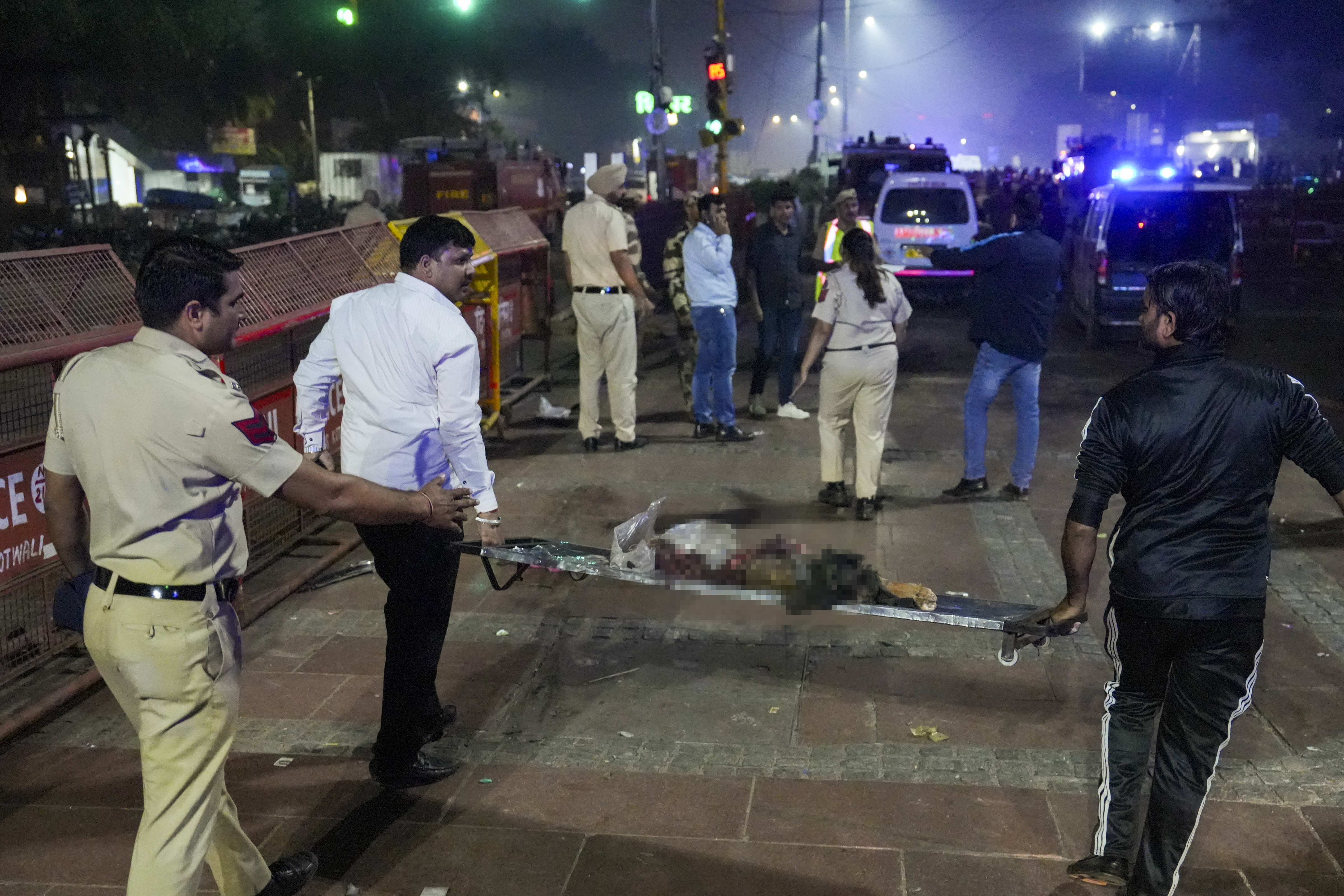 ब्लास्ट की चपेट में आने से कुछ लोगों के शरीर के चीथड़े हुए। ऐसे ही एक शव के हिस्सों को स्ट्रेचर पर रखकर ले जाते पुलिसकर्मी। 9 लोगों की जान गई है।