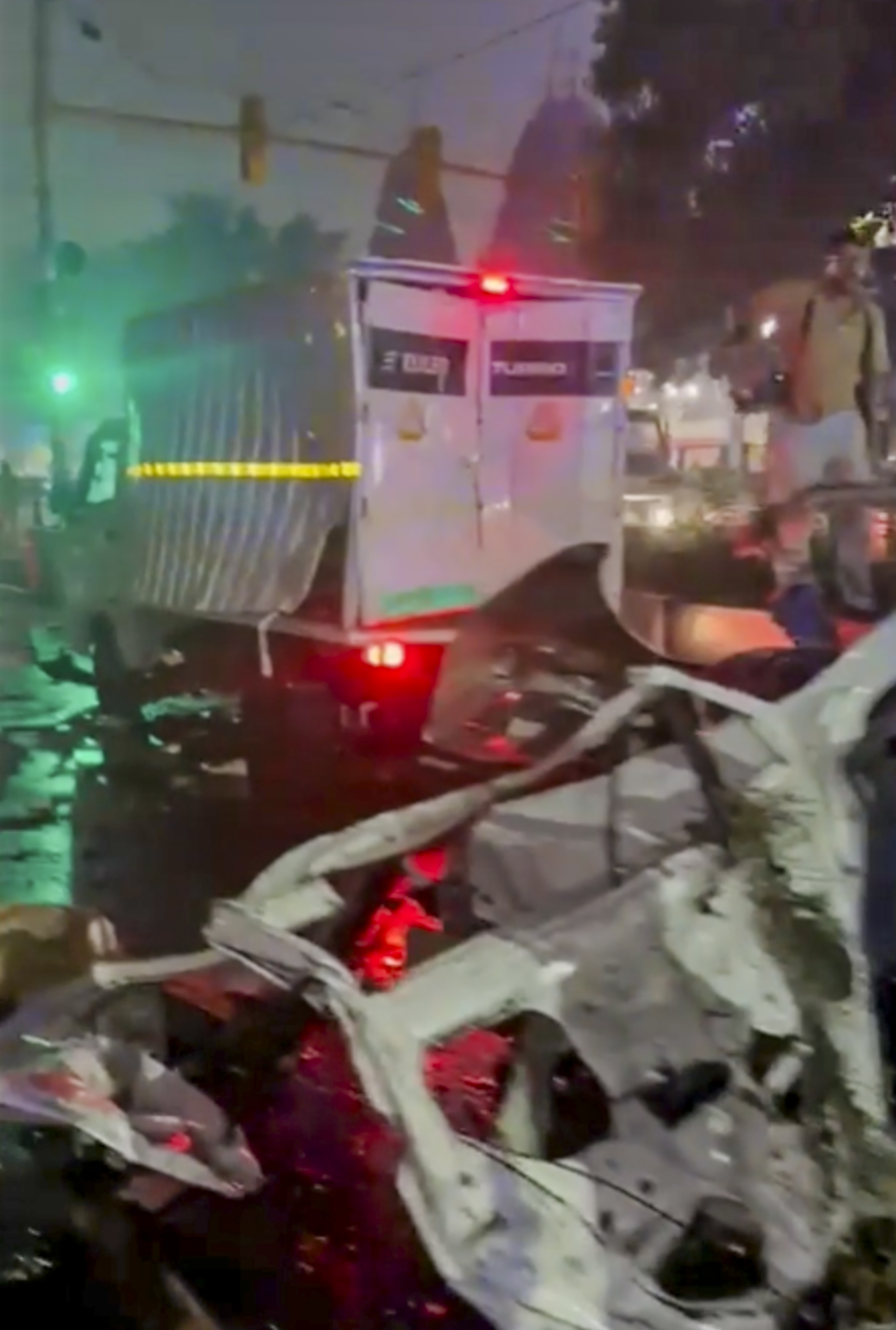 इस तस्वीर में नजर आ रहा है कि मिनी लोडिंग वाहन धमाके के कारण क्षतिग्रस्त हुआ। पास ही मौजूद एक और कार के परखच्चे उड़ गए।