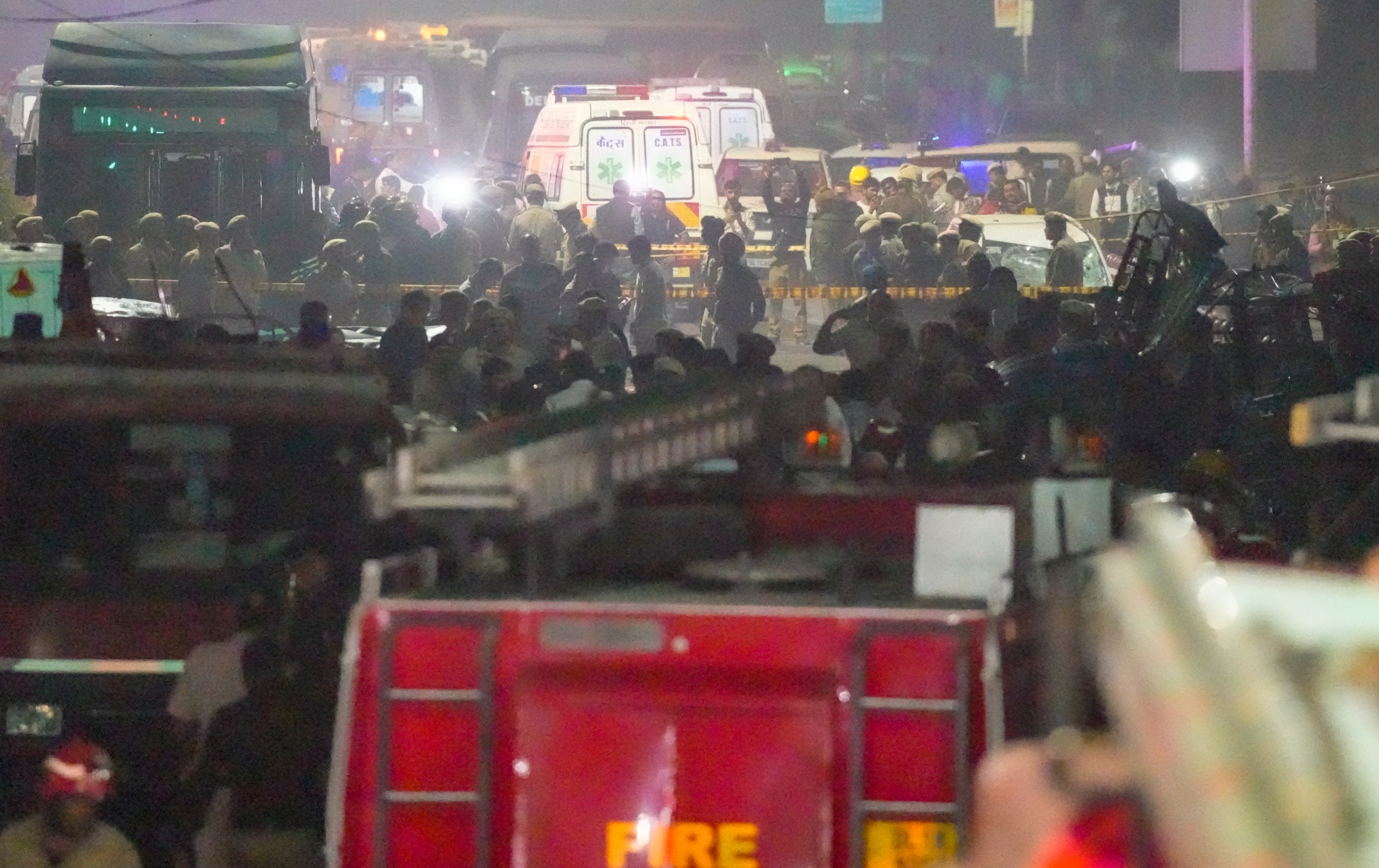 घटना के बाद मौके पर मौजूद पुलिस और आम लोग।