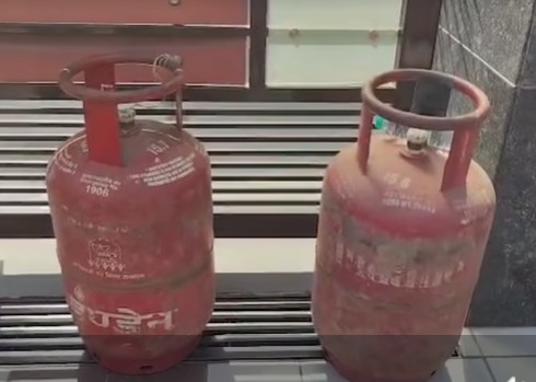 दमकल टीम के द्वारा बाहर निकाले गए सिलेंडर।