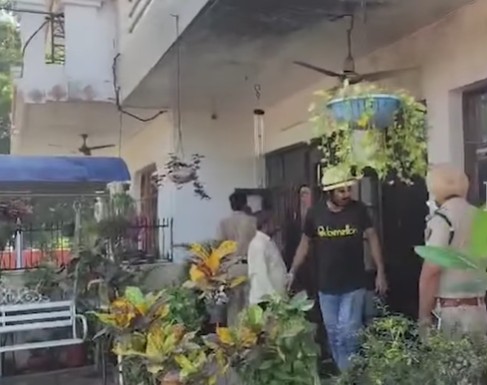 आग बुझाने के दौरान पहुंची पुलिस टीम।