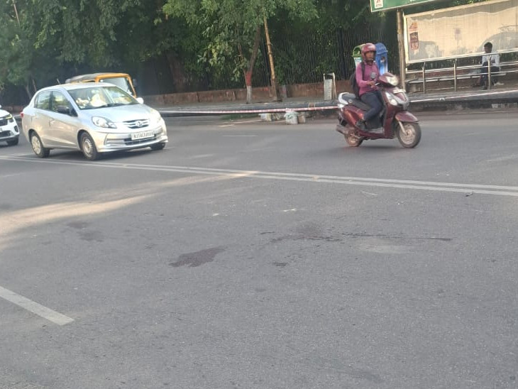 पृथ्वीराज रोड टी-पॉइंट के सामने तेज रफ्तार बस ने मारी टक्कर।