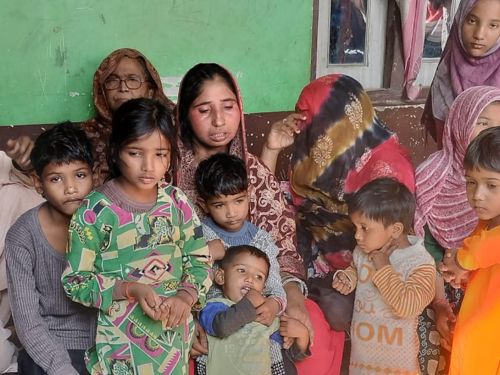 यह तस्वीर हसीन के परिवार की है। इसमें उसके बच्चे उसकी पत्नी और उसकी बहन बैठे हैं।