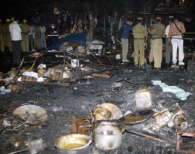 29 अक्टूबर 2005, दिल्ली के सरोजनी मार्केट में ब्लास्ट के बाद का सीन।