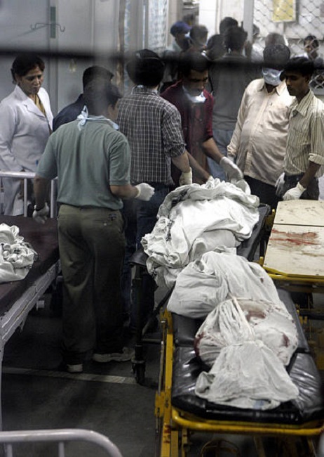 दिल्ली के एक अस्पताल में बम ब्लास्ट में मारे गए लोगों के शव।
