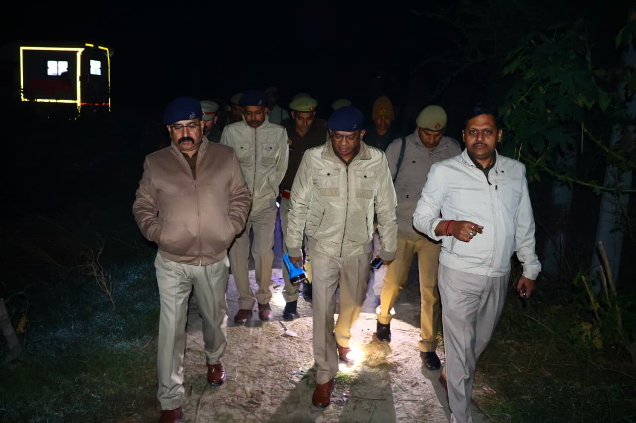 एनकाउंटर की सूचना मिलते ही पुलिस अफसर देर रात स्पॉट पर पहुंचे और जांच-पड़ताल की।