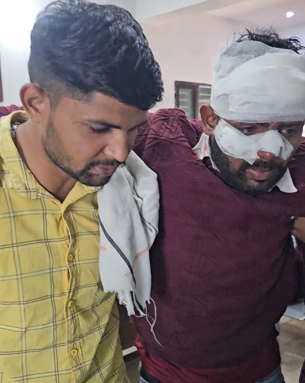 घायल कार ड्राइवर को अस्पताल में लेकर जाते हुए।