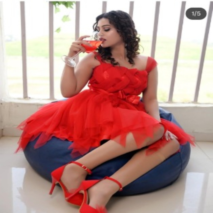 खुशबू इंस्टाग्राम पर मॉडलिंग से जुड़ी अपनी फोटोज शेयर करती थी।