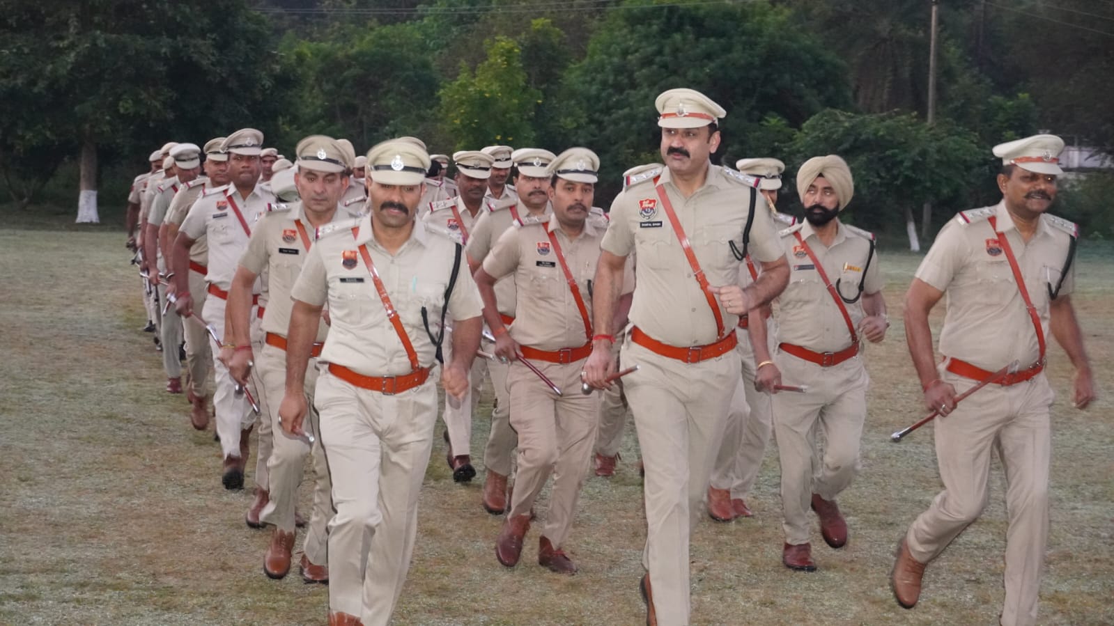 पंचकूला पुलिस लाइन में दौड़ लगाते हुए पुलिसकर्मी।