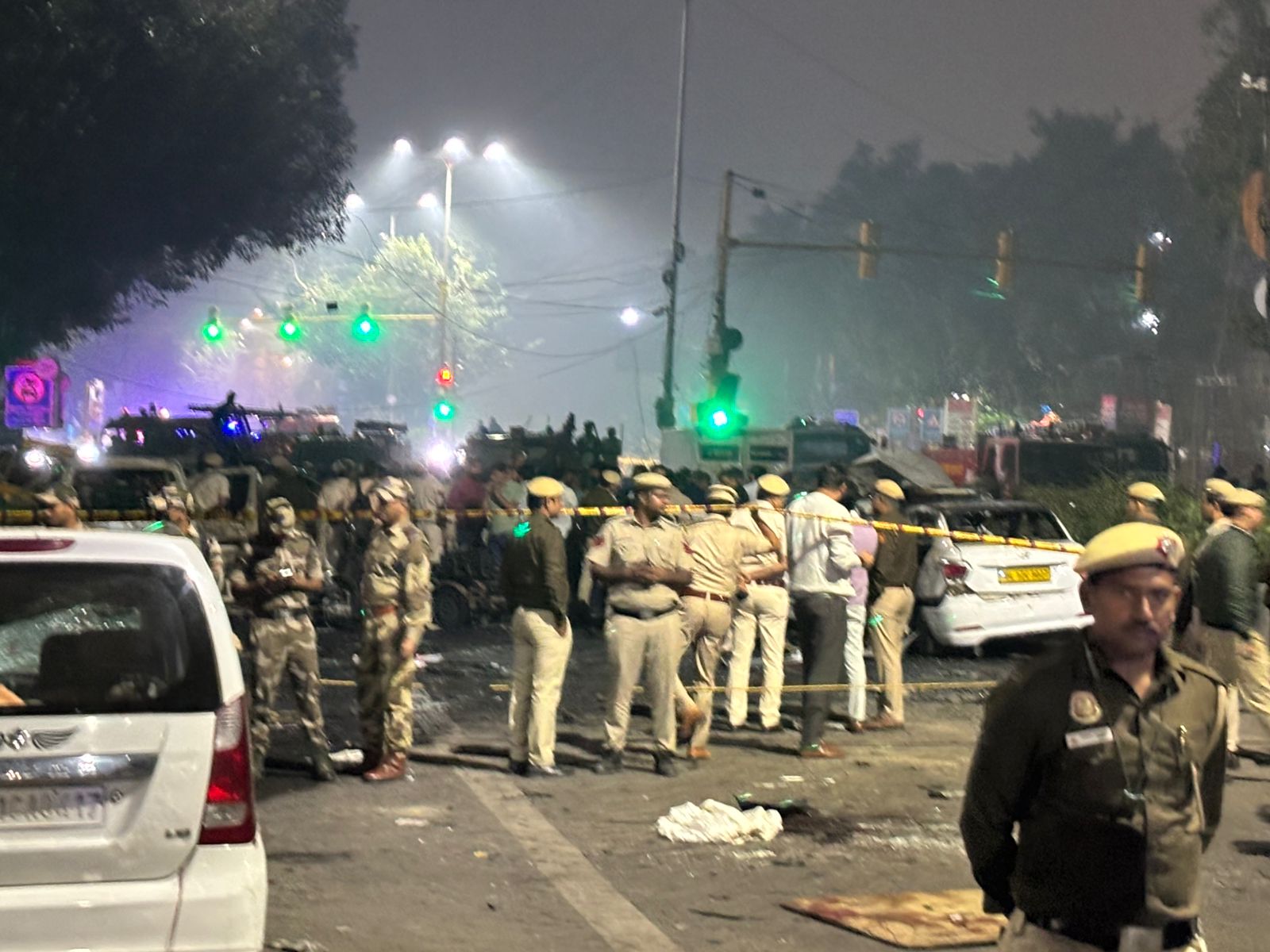 दिल्ली पुलिस ने पूरे इलाके को घेर लिया।