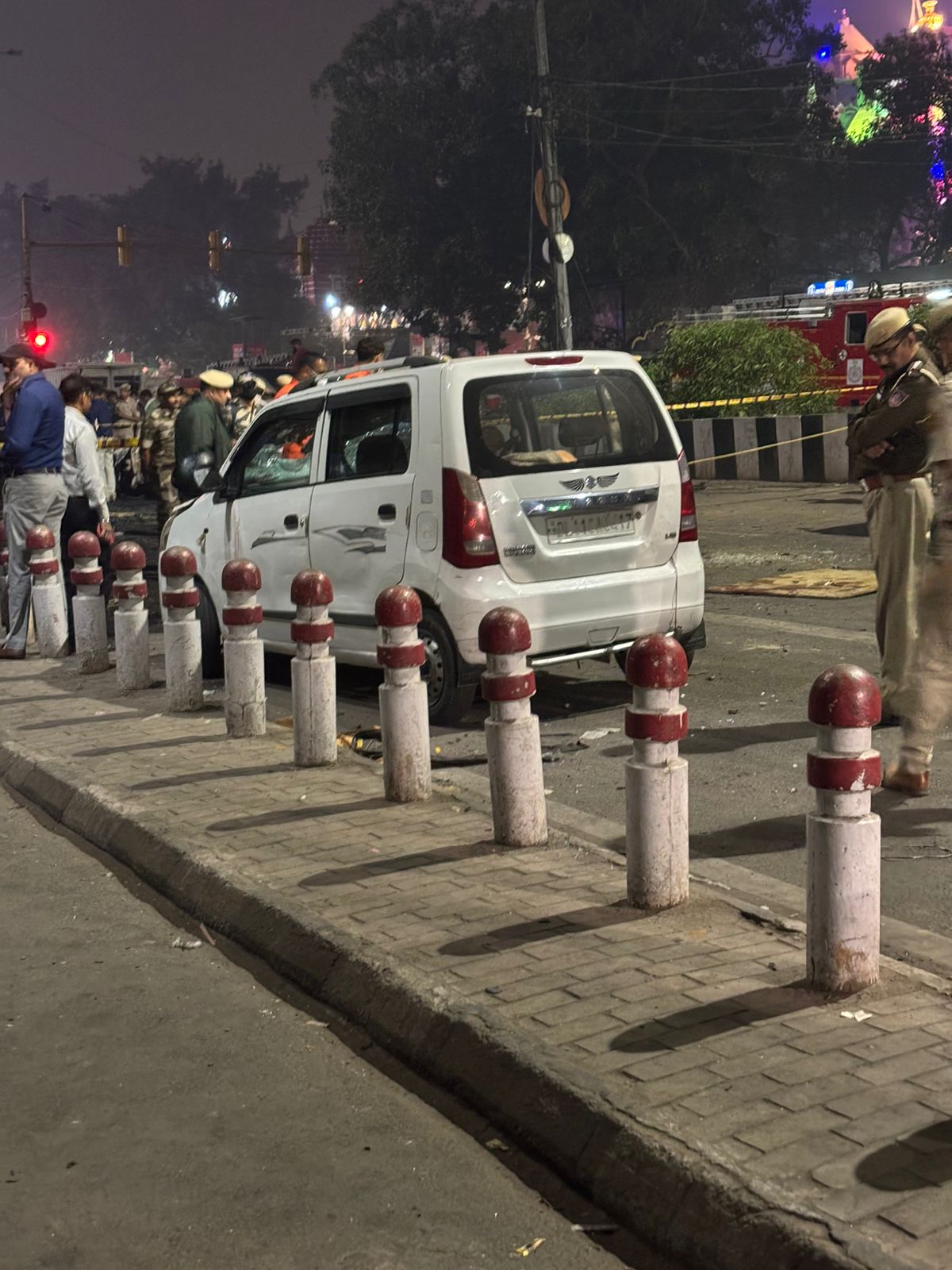 धमाके में कई कारों को नुकसान पहुंचा।