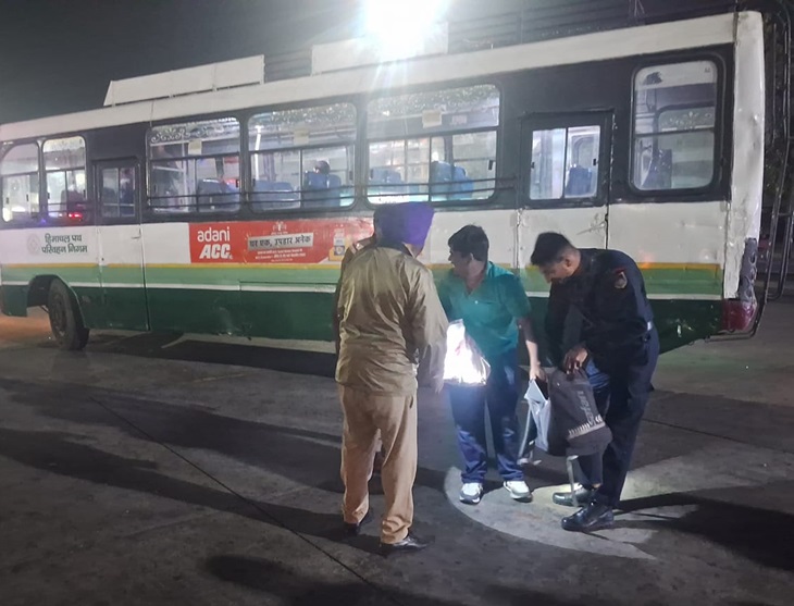 चंडीगढ़ के सेक्टर 43 बस स्टैंड पर ऑपरेशन सेल की टीम जांच करती हुई।