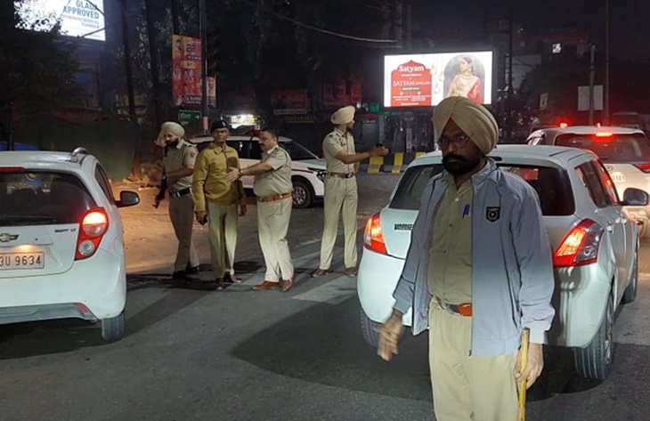 लुधियाना के खन्ना में नेशनल हाईवे पर पुलिस वाहनों की चेकिंग करते हुए।