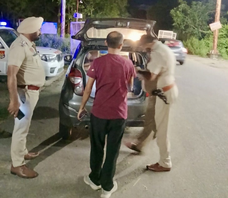 होशियारपुर जिले की पुलिस अलर्ट पर है। रात को नाके लगाकर पौंग डैम एरिया तलवाड़ा में वाहनों की चेकिंग की गई।