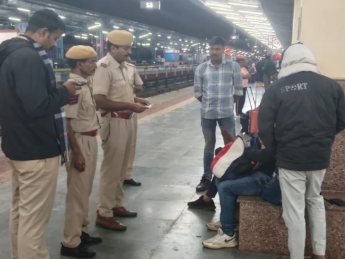 दिल्ली धमाके के बाद आबू रोड स्टेशन पर सुरक्षा बढ़ी:  जीआरपी और आरपीएफ ने ट्रेनों, प्लेटफॉर्म पर यात्रिओं के सामान की चेकिंग, शहर में भी गश्त बढ़ाई – Abu road News