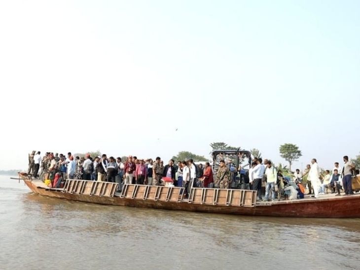 પશ્ચિમ ચંપારણમાં હોડી દ્વારા મતદાન મથકે જઈ રહેલા પ્રિસાઇડિંગ અધિકારી.