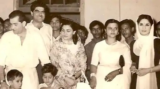 राज कपूर के परिवार के साथ सुरिंदर कपूर।