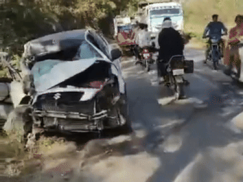 रोडवेज बस की टक्कर से क्षतिग्रस्त कार।