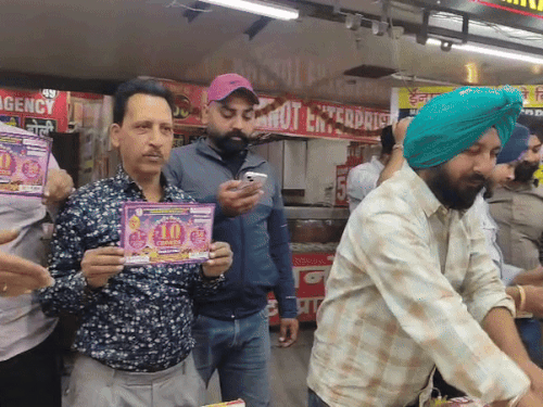 लॉटरी का विजेता ढूंढा जा रहा।