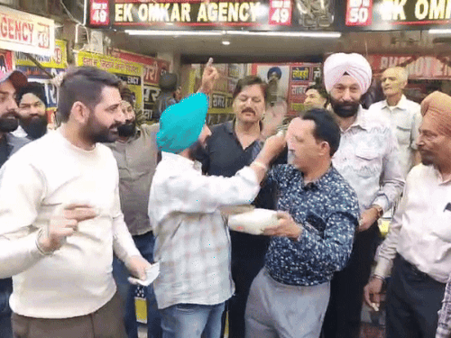 ढोल पर नाचते लोग।