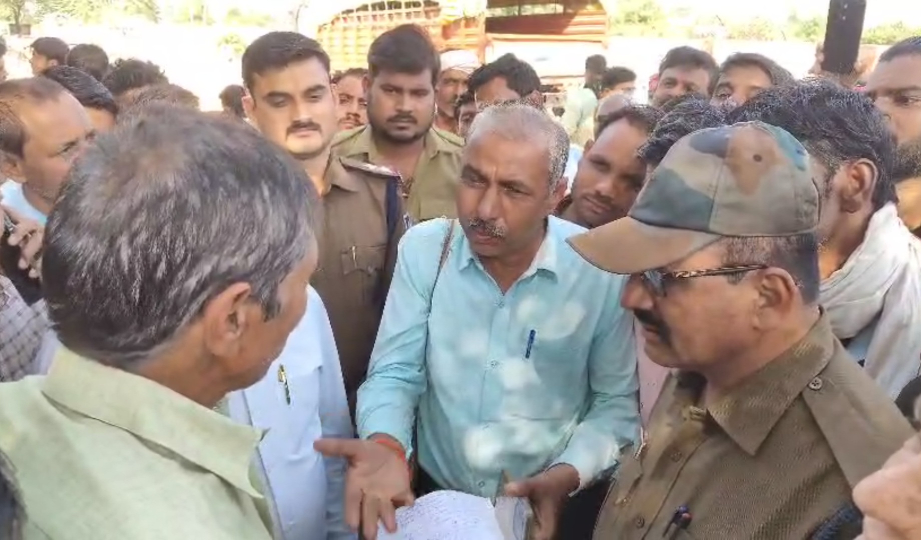 अधिकारियों ने सुनी किसानों की समस्याएं।