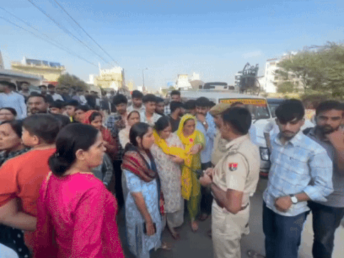 नवलगढ़ रोड पर रेजीडेंसी के बाहर हंगामा करती महिलाओं से समझाइश करते पुलिस अधिकारी।