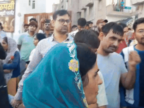 रेंजीडेंस के बाहर हंगामे के दौरान काफी भीड़ लग गई और रोड पर गाड़ियां भी जमा हो गईं।