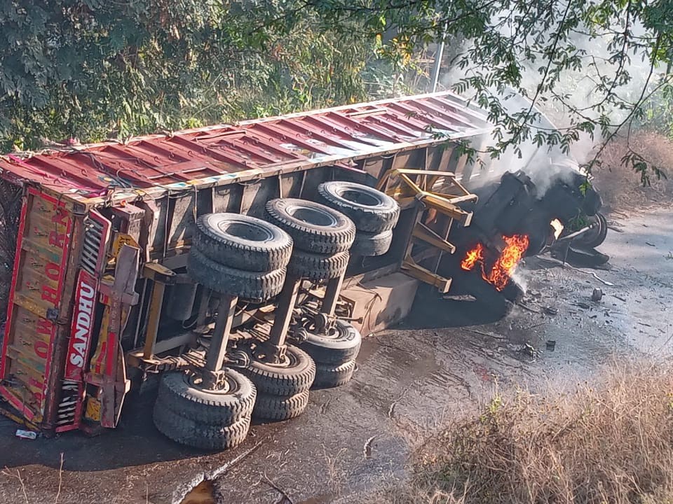 खन्ना में पुल से नीचे गिरा ट्रक, लगी आग:  ट्रैक्टर-ट्राली भी गिरी, आलू लेकर पश्चिम बंगाल जा रहा, ड्राइवर-क्लीनर और किसान घायल – Khanna News