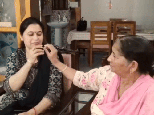 अनीश की मां अपनी सांस का मुंह मीठा करवाते हुए।