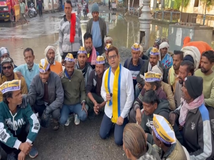 आम आदमी पार्टी के नेता अमिताभ पांडेय व अन्य कार्यकर्ता महाराज बाड़ा की जर्जर सड़क पर प्रदर्शन करते हुए। - Dainik Bhaskar