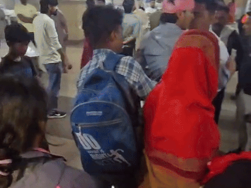 महिला की मौत के बाद मेडिकल कॉलेज में हंगामा करती महिलांए।