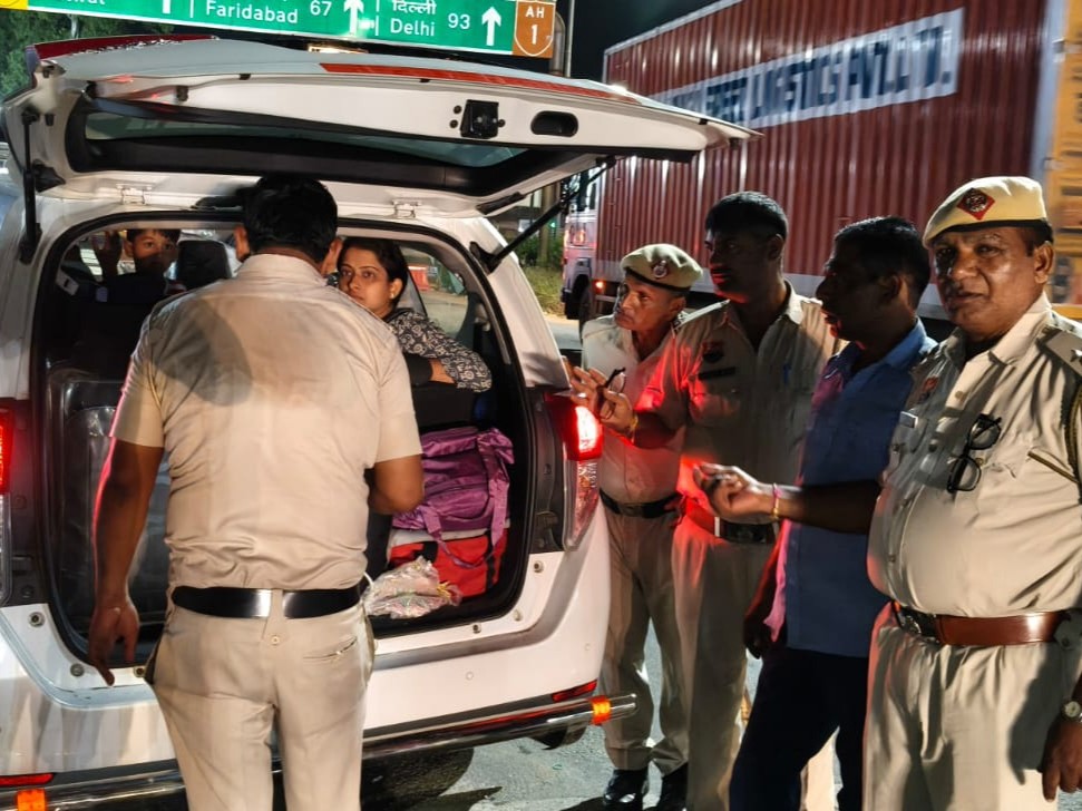 गाड़ी सवार यात्रियों से पूछताछ करती पुलिस।