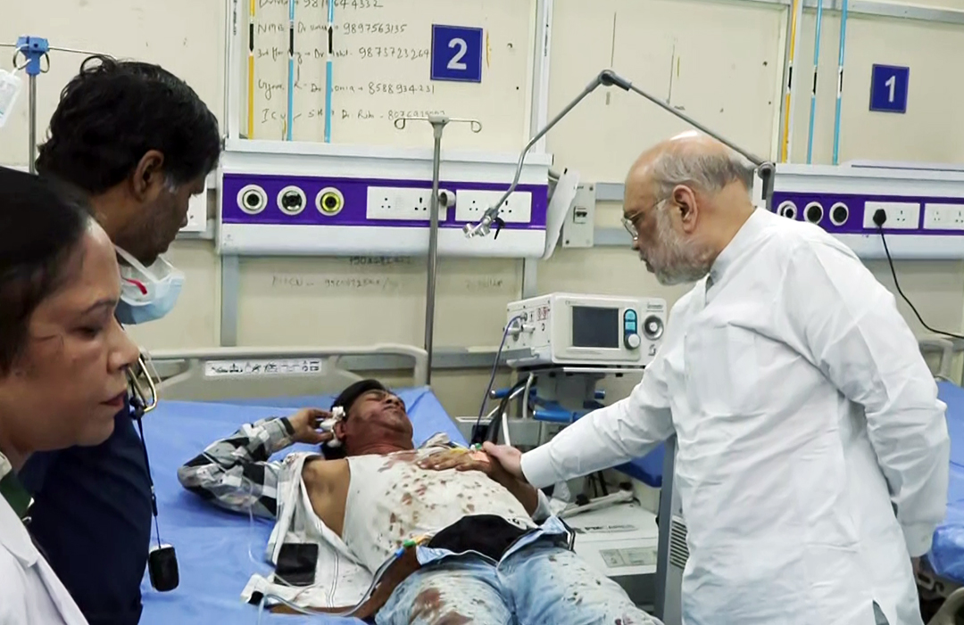 ब्लास्ट में घायल में लोगों ने मिलने के लिए केंद्रीय गृह मंत्री अमित शाह LNJP अस्पताल पहुंचे। उन्होंने घायलों का हाल जाना।