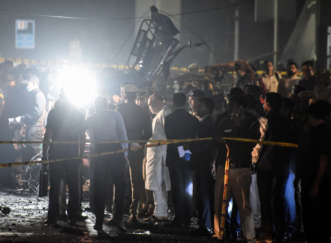 शाह सोमवार देर रात ब्लास्ट वाली जगह भी पहुंचे। यहां भारी संख्या में पुलिसबल तैनात है। शाह ने कहा है कि घटना की गहराई से जांच कराई जा रही है।