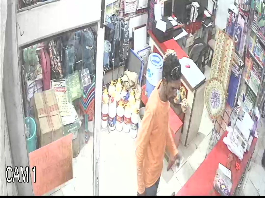 कलानौर में स्टेशनरी दुकान से नोटों की माला चोरी:  CCTV में कैद हुई वारदात, स्कूटी सवार चोर फरार, सामान खरीदने के बहाने आया – Kalanaur News