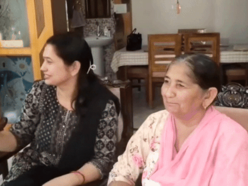 घर खुशी मनाता अनीश का परिवार।