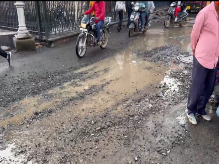 यह है ह्रदय स्थल की सड़कों का हाल।