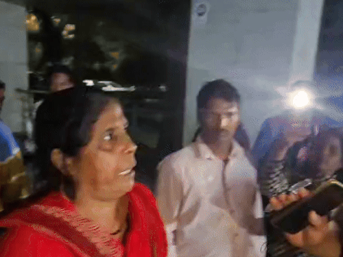 सूचना के बाद मौके पर पहुंचकर मामले की जांच करती पुलिस।