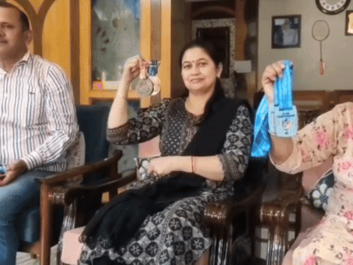 अनीश के मैडल दिखाता परिवार।