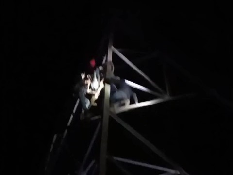 A young man climbed an 11 KV tower to satisfy his girlfriend's ...