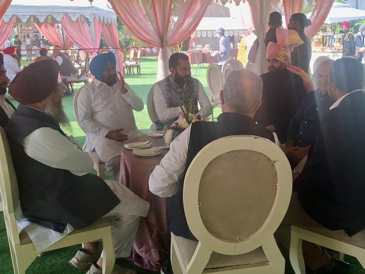 शादी समारोह में खाना खाते पंजाब सरकार से पहुंचे लोग।