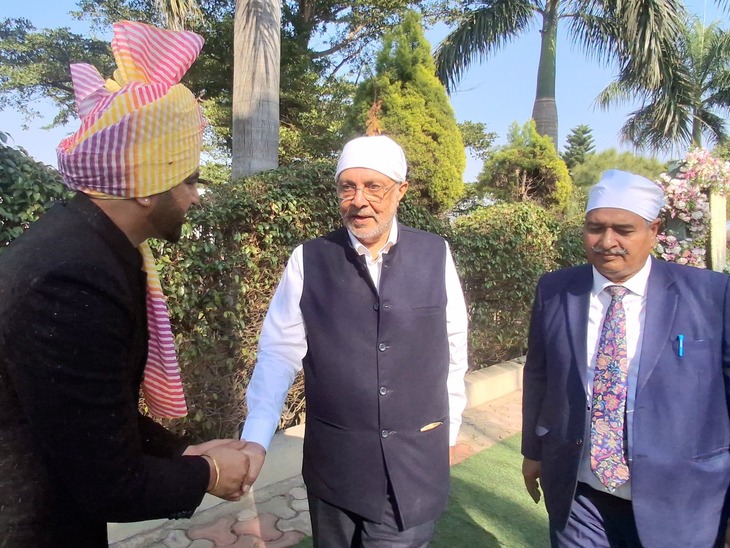 शादी समारोह में दूल्हा-दुल्हन को आशीर्वाद देने पहुंचे मंत्री डॉ. बलवीर।