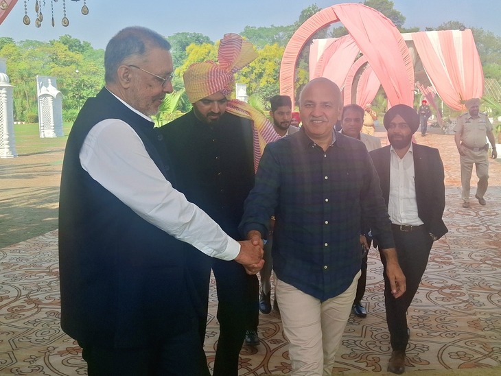 मंत्री कटारुचक के बेटे की शादी में पहुंचे मनीष सिसोदिया।