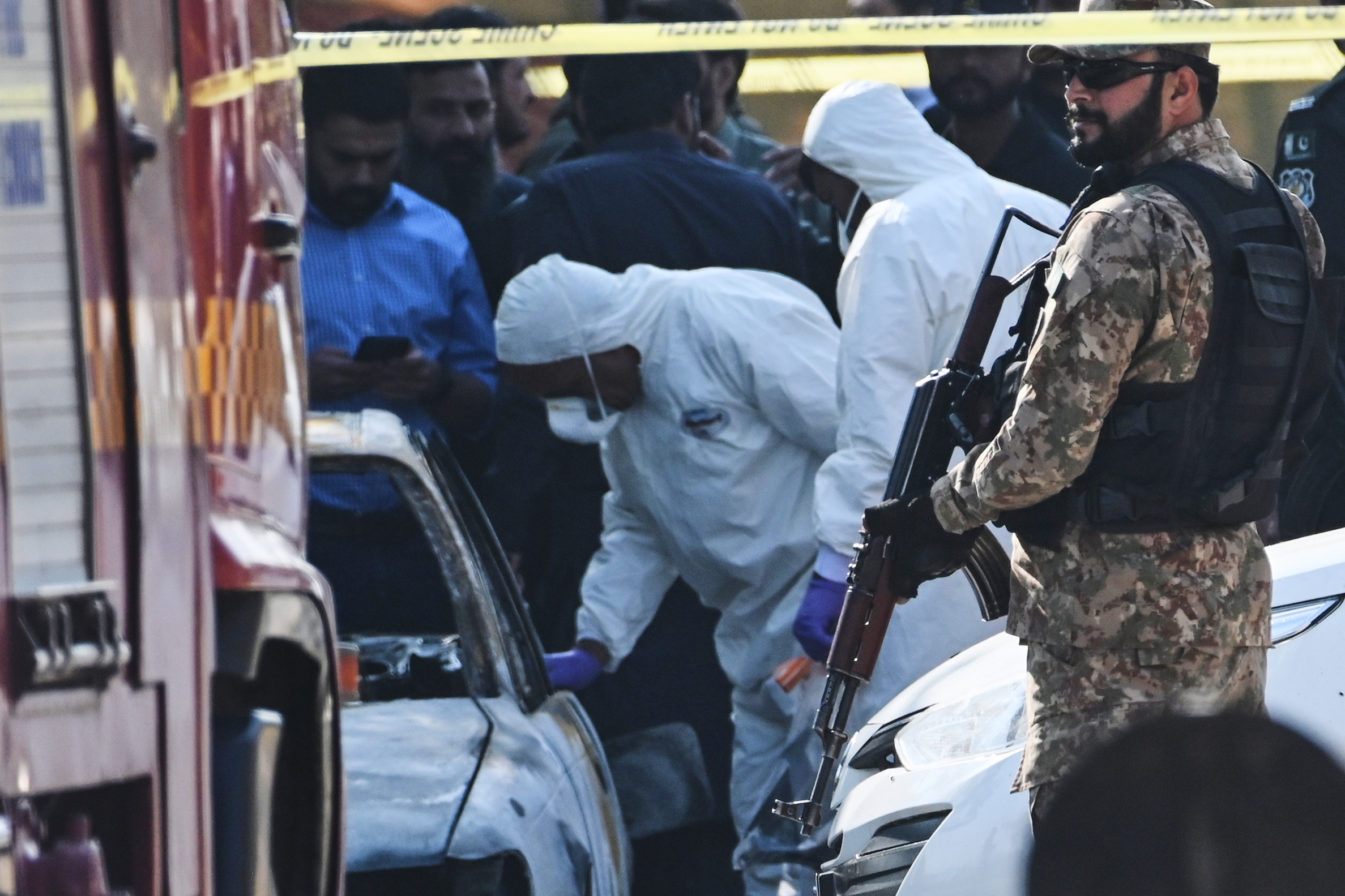 फॉरेंसिंक टीम के अधिकारी हादसे वाली जगह से जरूरी सबूत जुटाते हुए।