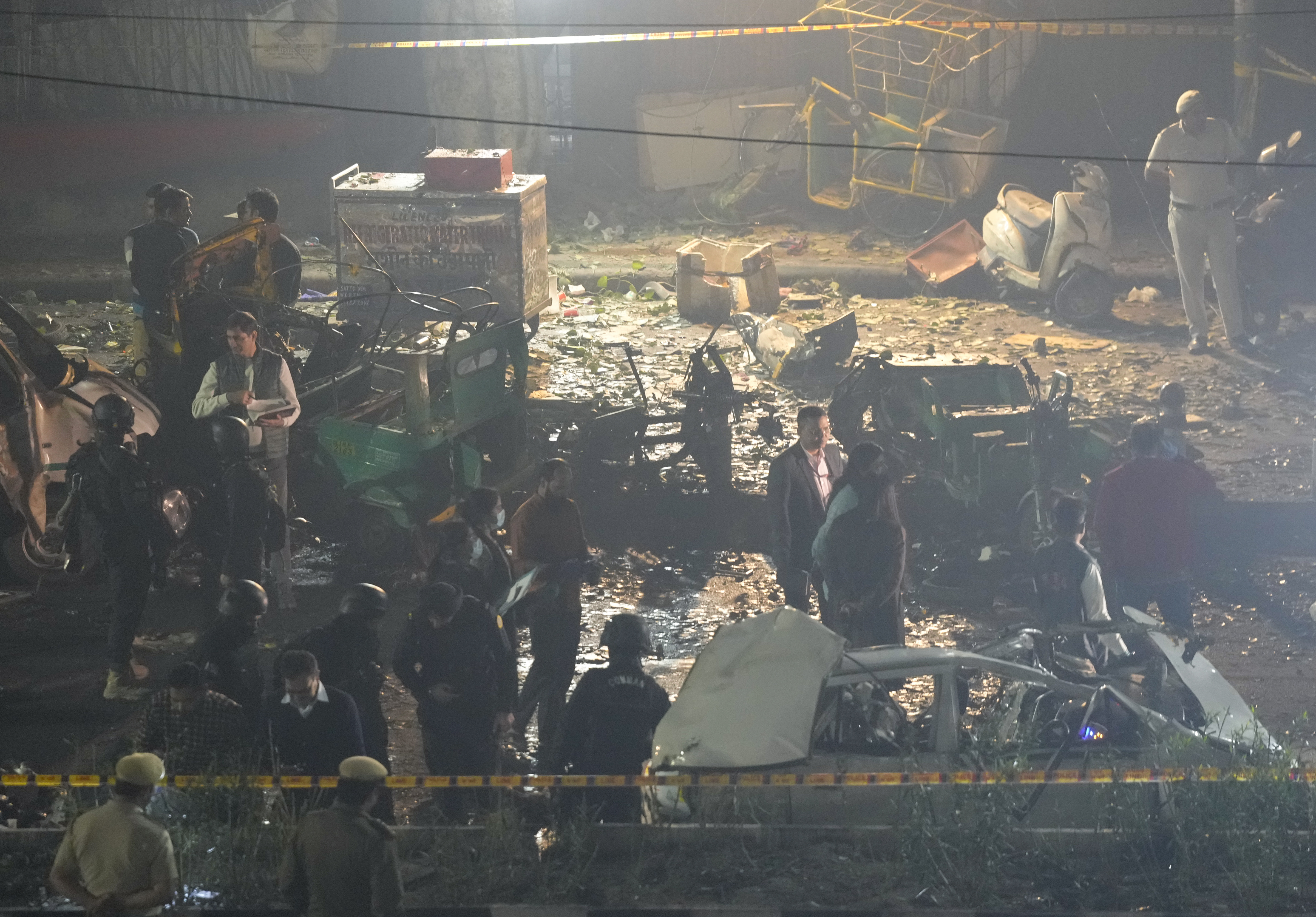 ब्लास्ट इतना जोरदार था कि आसपास की कई गाड़ियों में आग लग गई।