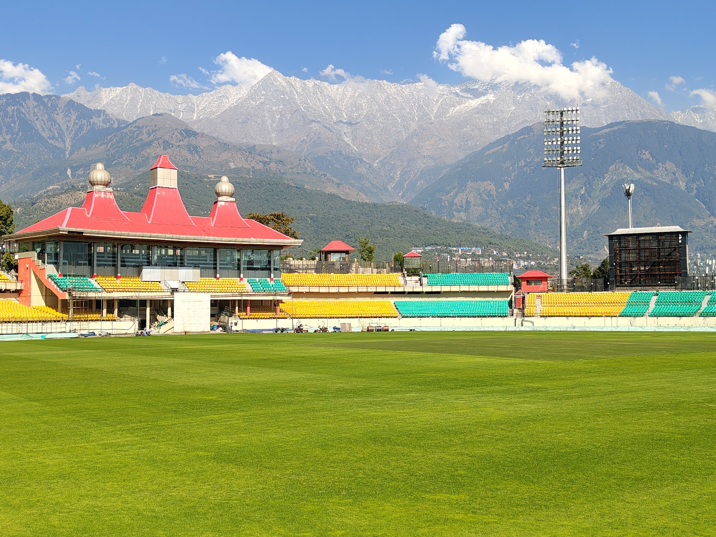हरियाली और प्राकृतिक सुंदरता के लिए प्रसिद्ध धर्मशाला क्रिकेट स्टेडियम।